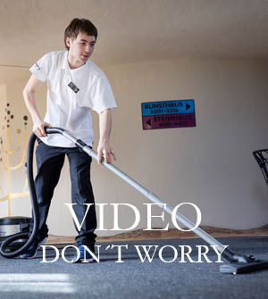 Ein junger Mitarbeiter der den Flur reinigt