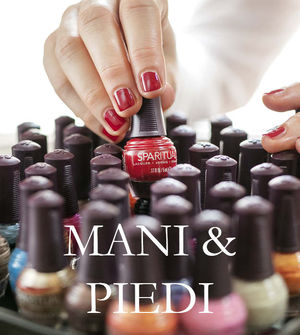 Mano che tiene uno smalto, diversi smalti visibili in primo piano.