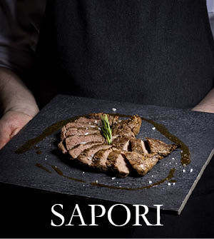 Un piatto con del cibo.