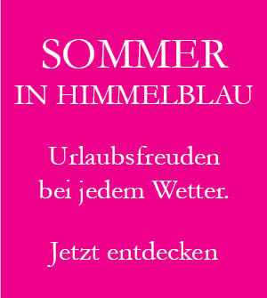 Einfarbige pinke Fläche mit weißem Text "Sommer in Himmelblau. Urlaubsfreuden bei jedem Wetter. Jetzt entdecken".