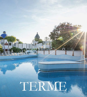 Piscina a onde dove l'architettura è visibile sullo sfondo.