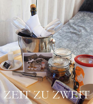 Frühstückstablett auf Bett mit Sekt, Früchten, Tassen und Kerzen. Link zur Seite "Zeit zu zweit"