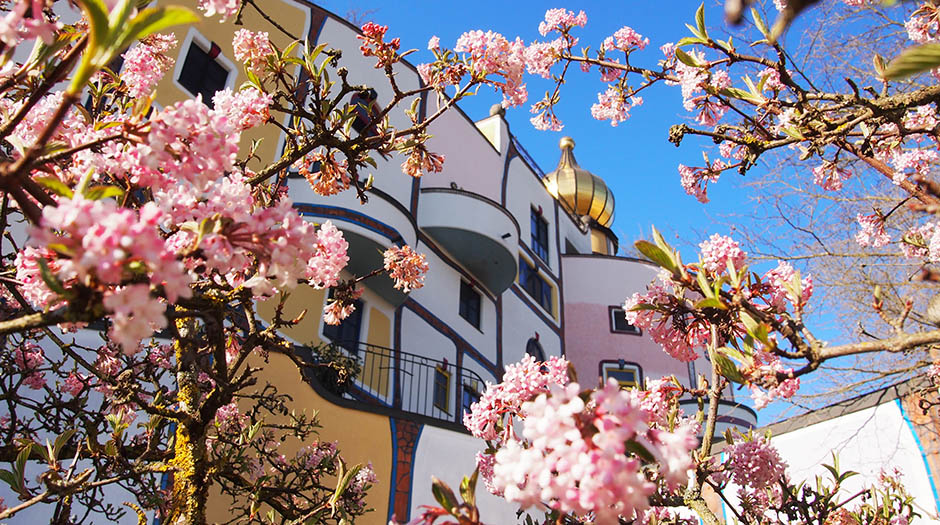 goldene Kuppel Hundertwasser mit rose Blüten